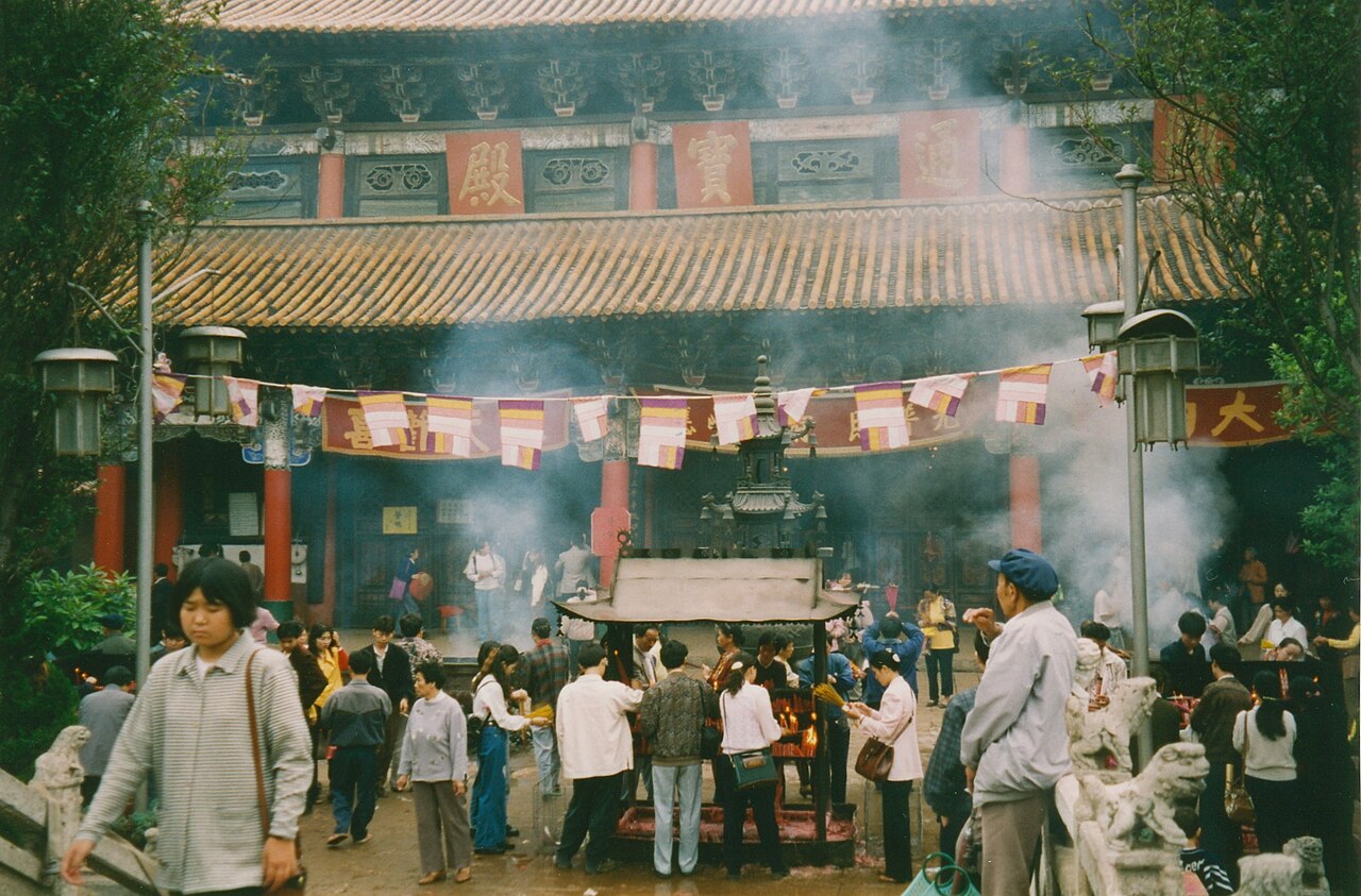 寺庙香炉与线香